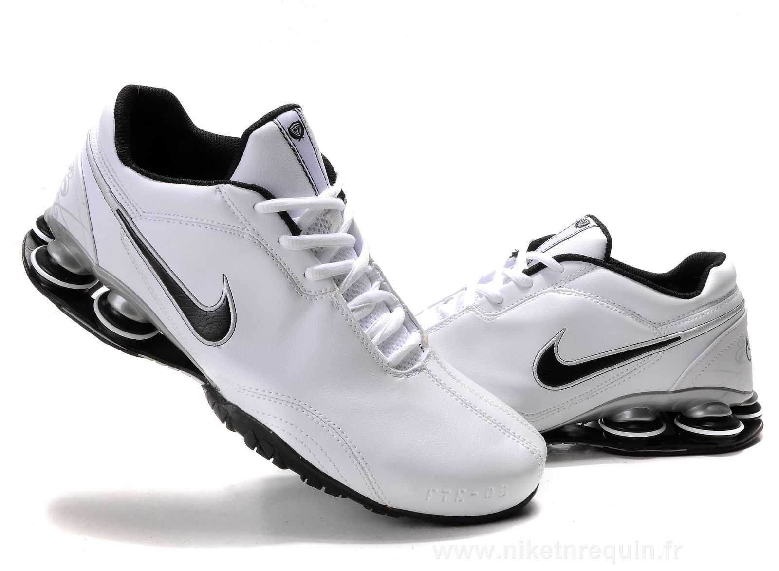 Blanc et Noir Nike Shox R5 (1).JPG